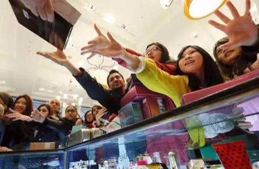欧美夜店黑大屌乱操美女在线视频中国人依然爱赴日旅游 消费已由爆买转向网购